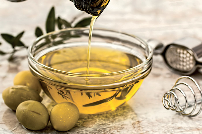 Olio che viene versato in una ciotola
