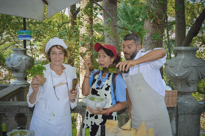 Cuoco che prepara il pesto al mortaio
