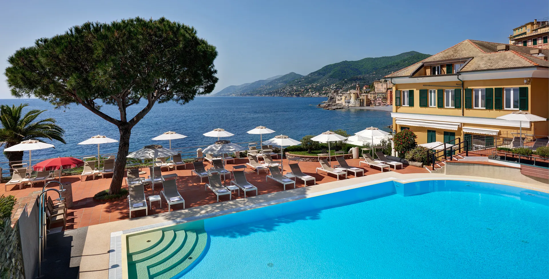 Piscine panoramique de l'Hôtel Cenobio dei Dogi face à la mer de Camogli