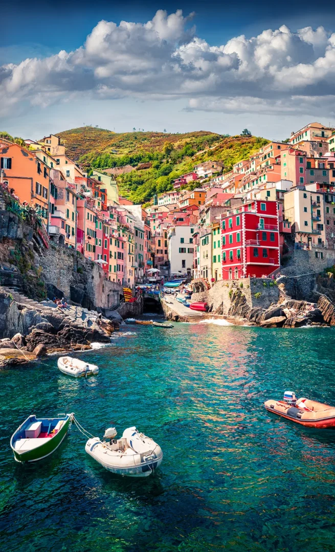 Case colorate e barche nel porticciolo di un borgo delle Cinque Terre