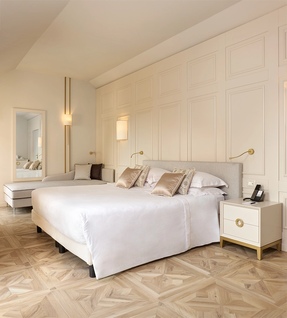 Double room with classic-style furnishings