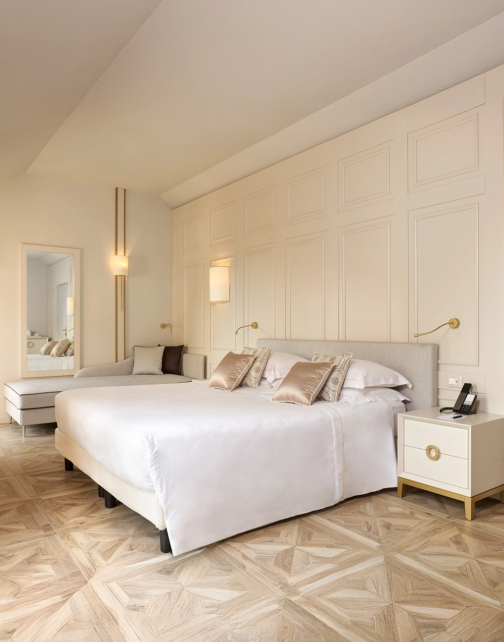 Camera dell'Hotel Cenobio dei Dogi con boiserie e parquet