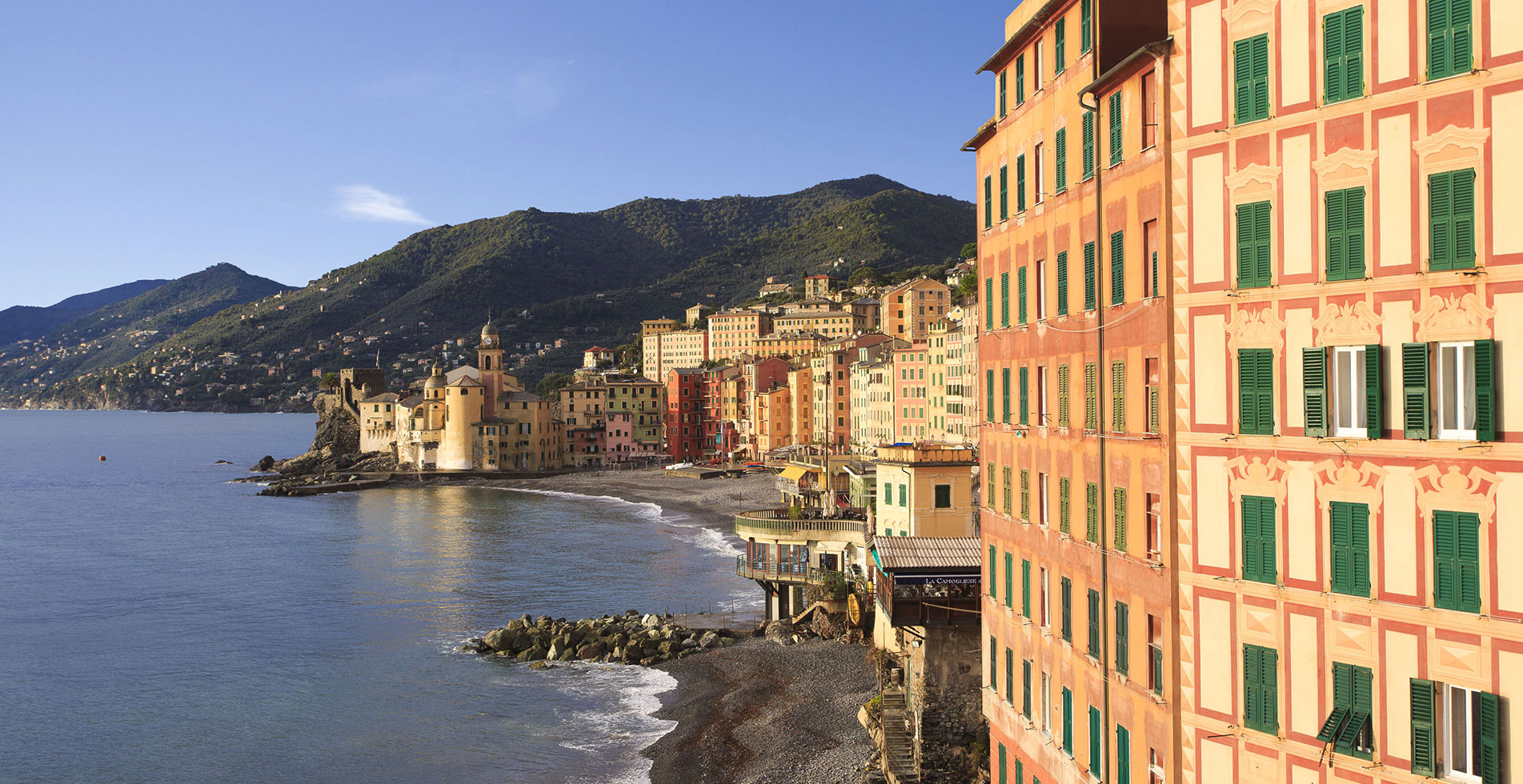 Maisons colorées sur le front de mer de Camogli