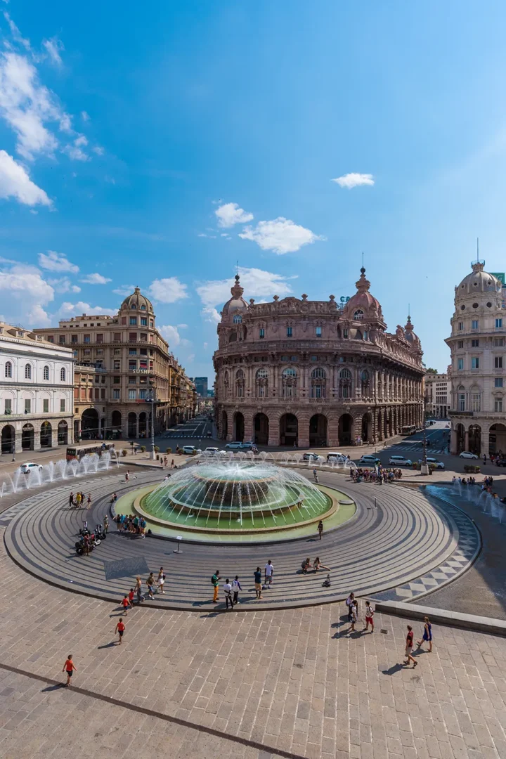 Piazza De Ferrari con la fontana a Genova