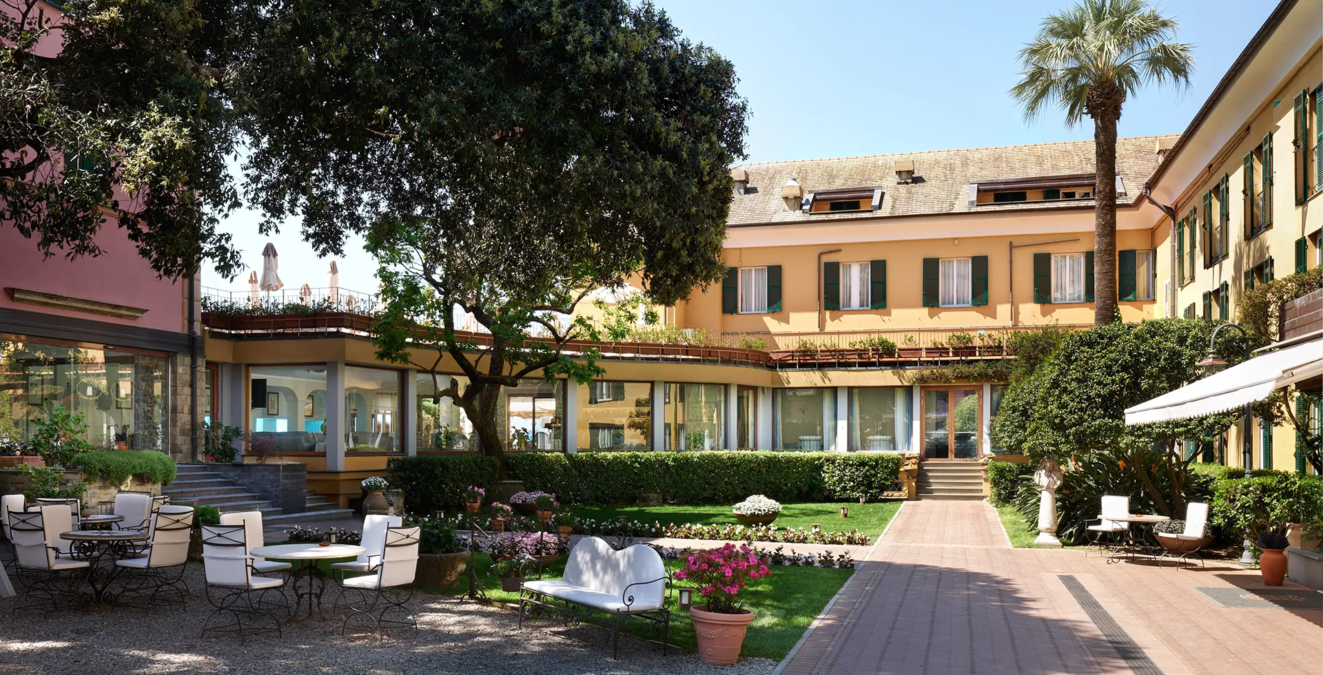 Facciata e giardino dell'Hotel Cenobio dei Dogi a Camogli