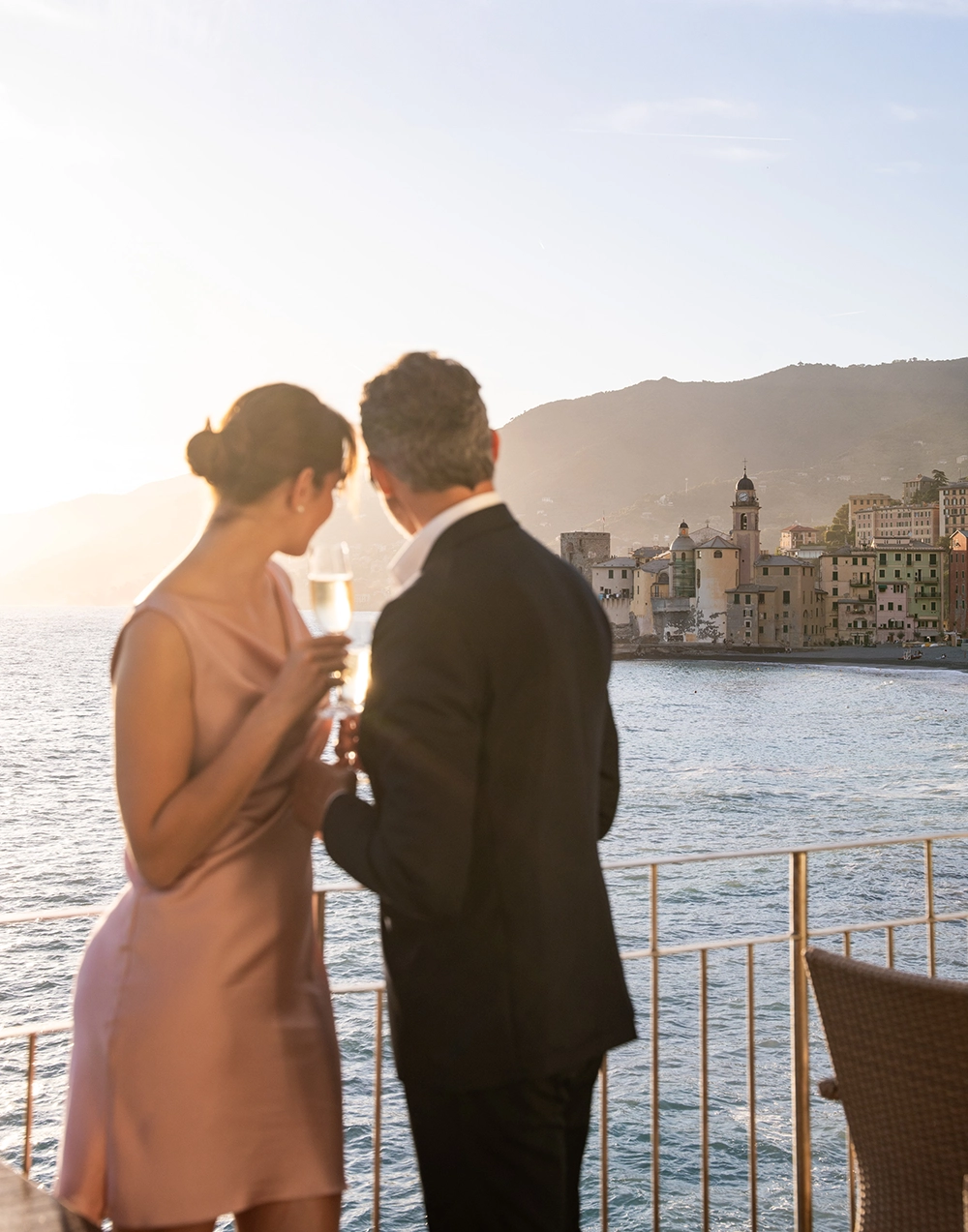 Coppia che brinda sulla terrazza vista mare dell'hotel